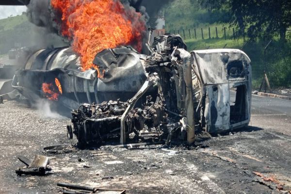 Imagem referente a notícia: Caminhoneiro morre carbonizado após colidir veículo contra praça de pedágio na BR-277 no Paraná