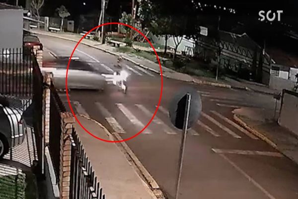 Motociclista morre ao ser arremessada contra imóvel após acidente impressionante no Oeste do Paraná