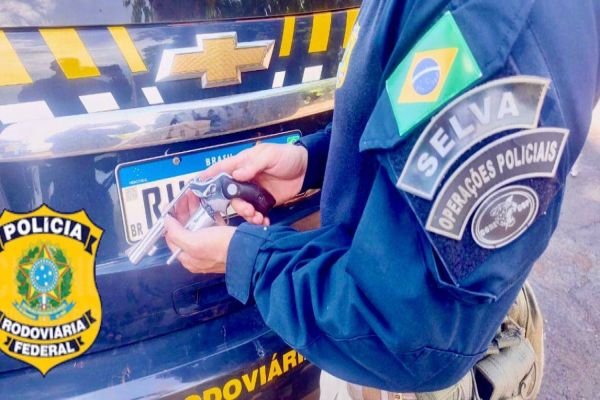 PRF prende homem por porte ilegal de arma de fogo que disse ter ganhado de presente no Paraguai