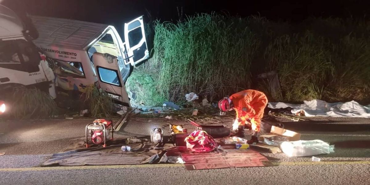 12 pessoas morrem em violenta colisão frontal entre van e caminhão na TO-280