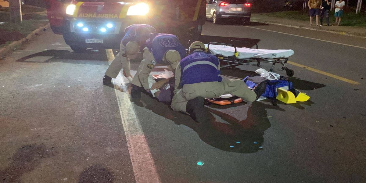 Homem é atropelado por moto na Rua Ipanema no Bairro Brasília, em Cascavel