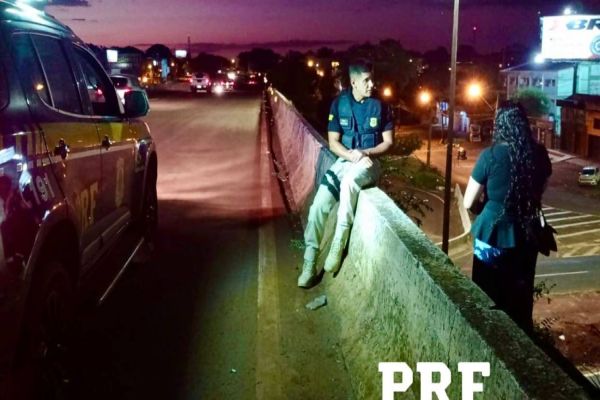 PRF socorre mulher e impede suicídio no viaduto da JK em Foz do Iguaçu