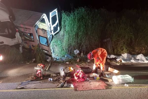 12 pessoas morrem em violenta colisão frontal entre van e caminhão na TO-280