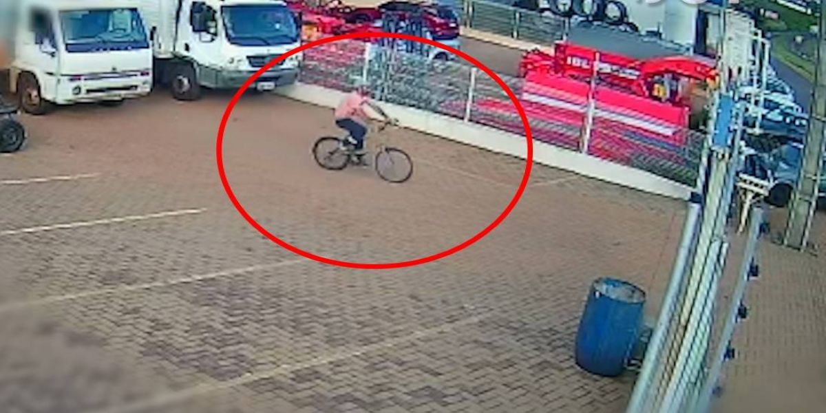 Câmera registra homem furtando bicicleta no Pioneiros Catarinenses