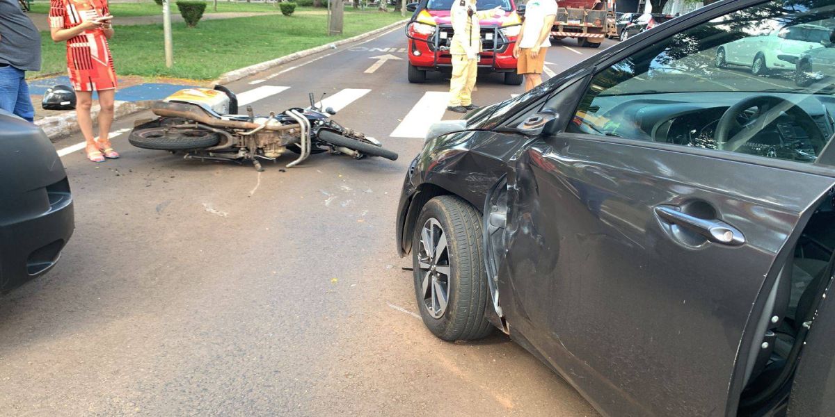 Motociclista sofre ferimento no joelho após colisão na Avenida Brasil