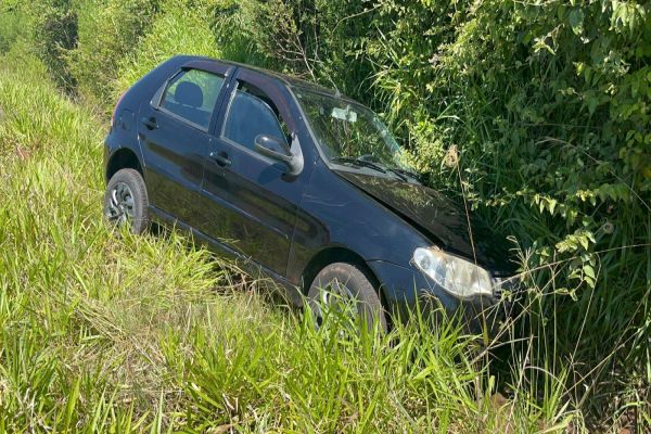 Imagem referente a notícia: Forte colisão entre caminhão e dois carros é registrada na BR-369 em Corbélia