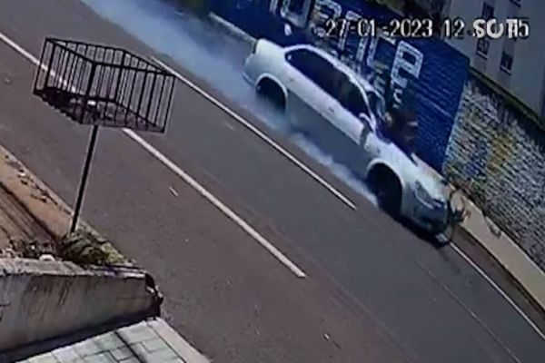 Imagem referente a notícia: Carro arrasta ciclista e bike por quase 100 metros após batida na rua Cuiabá em Cascavel