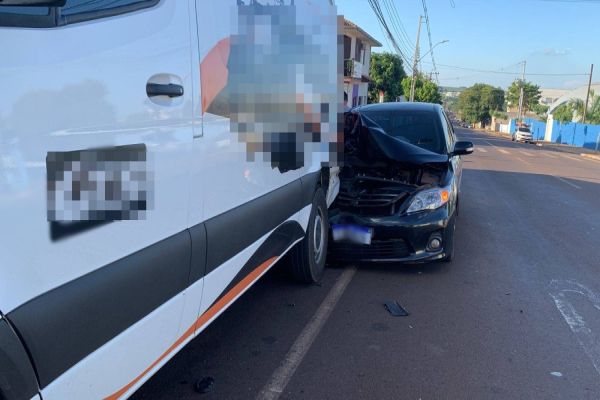 Imagem referente a notícia: Veículo colide em Van estacionada na Rua Jorge Lacerda, em Cascavel