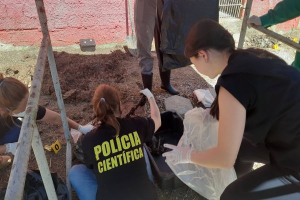 Polícia Científica encontra ossadas enterradas na casa dos 300 cães resgatados