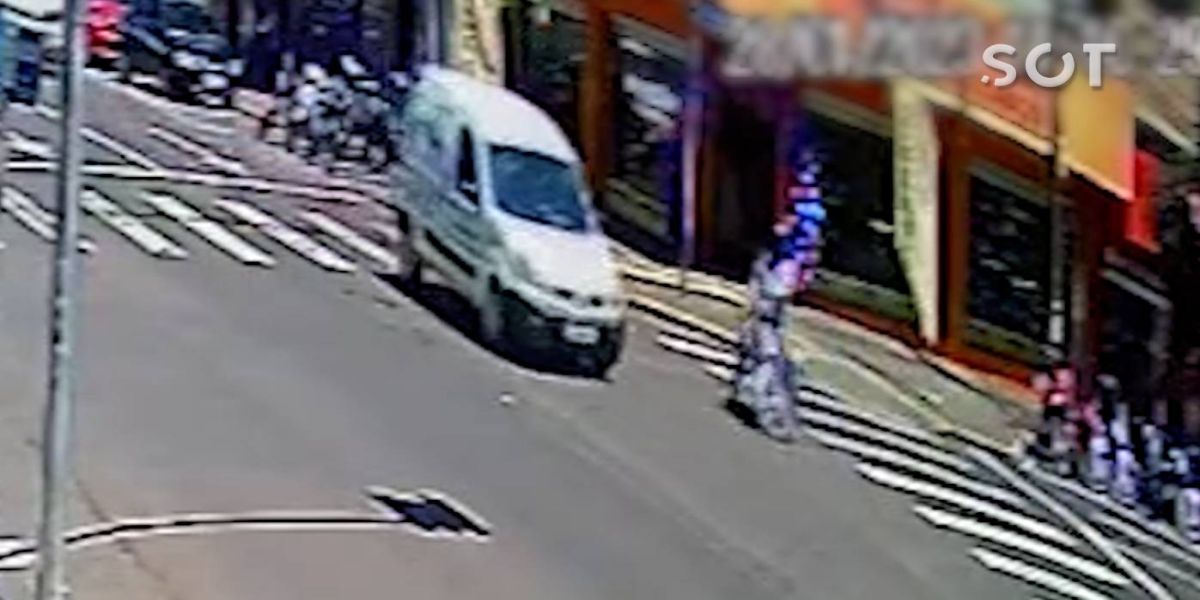 Motociclista de 35 anos fica ferido no centro de Cascavel; Câmera de segurança flagrou a batida