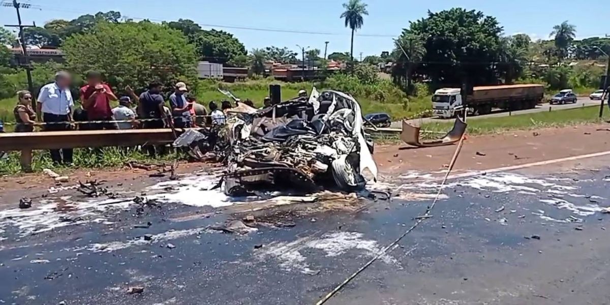 Carro fica destruído após violenta colisão com carreta e casal morre na hora na BR-277