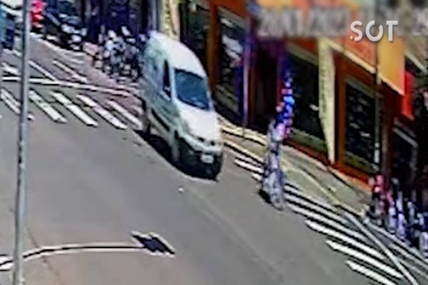 Imagem referente a notícia: Motociclista de 35 anos fica ferido no centro de Cascavel; Câmera de segurança flagrou a batida