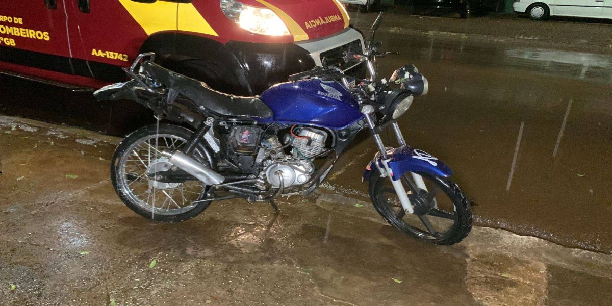 Motociclista fica ferido após colidir contra portão de residência no Bairro Faculdade