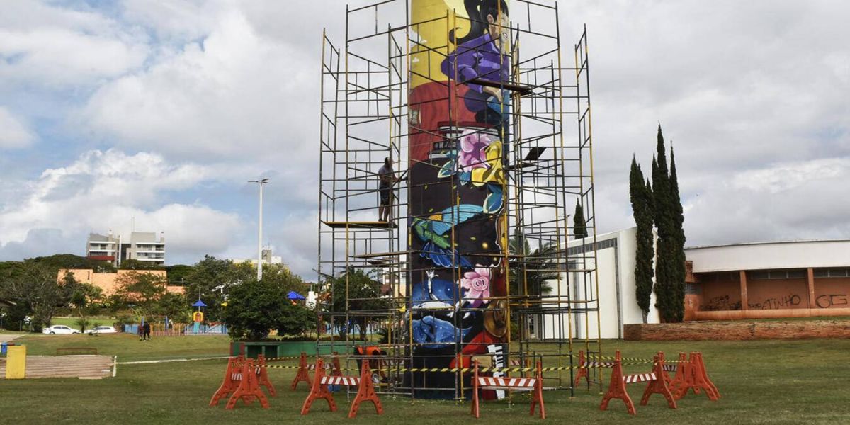 Painéis em grafite valorizam a arte urbana e a história de Toledo