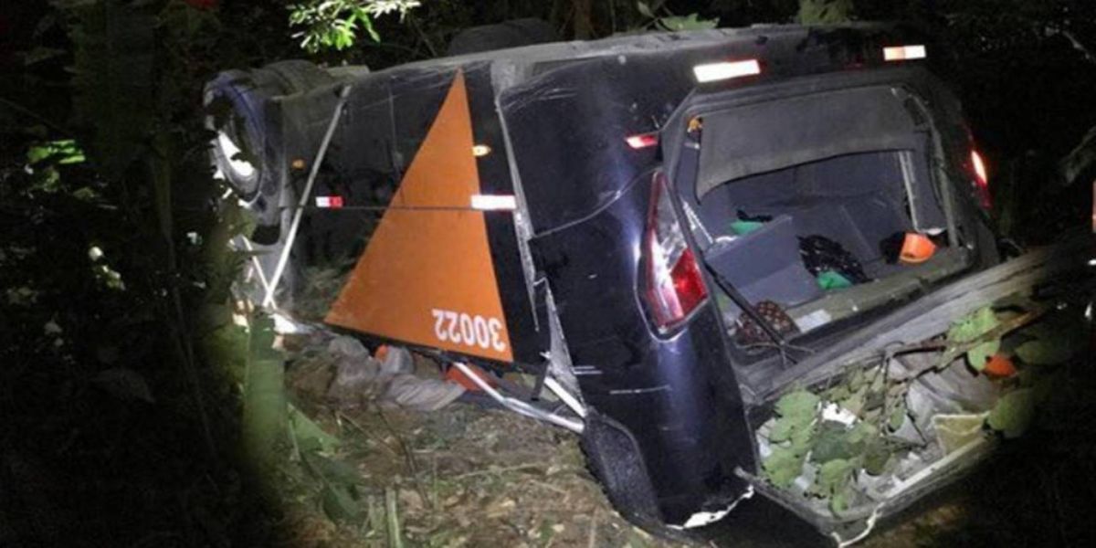 Ônibus que levava time de futebol sofre acidente e deixa quatro mortos na BR-116