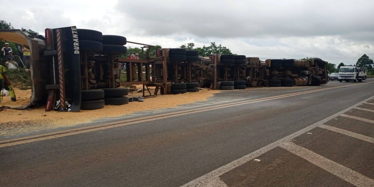 Caminhão com carga de milho tomba na BR-277 em Guaraniaçu