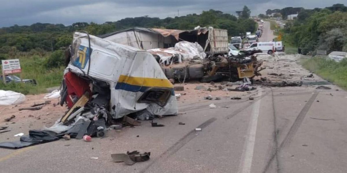 Motoristas morrem em colisão frontal entre carretas na BR476; Câmera de segurança registrou a batida