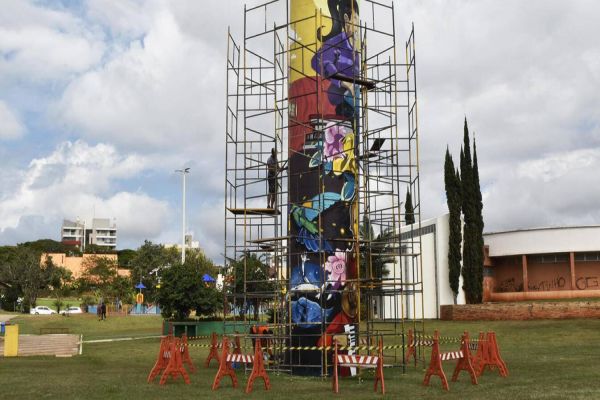 Painéis em grafite valorizam a arte urbana e a história de Toledo