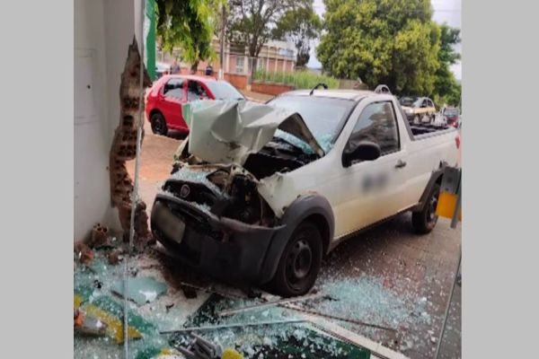 Condutor passa mal e colide em carro estacionado no centro de Guaraniaçu; Câmera flagrou a batida