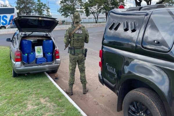 Imagem referente a notícia: BPFRON apreende veículo carregado com agrotóxicos contrabandeados em Foz do Iguaçu