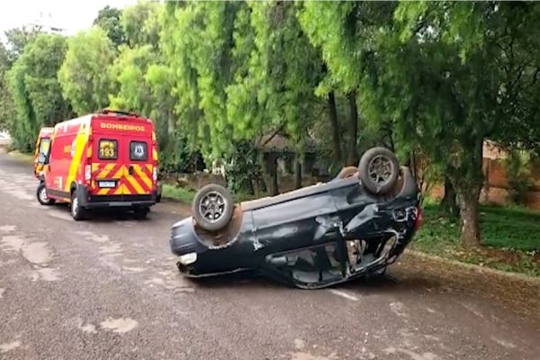 Capotamento deixa três feridos no Centro de Cascavel