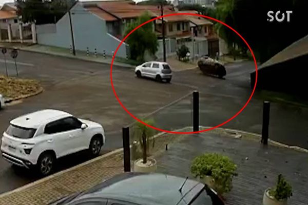 Câmera de segurança registra forte colisão seguida de capotamento na Rua Santa Catarina