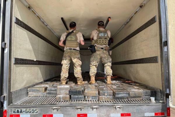 Imagem referente a notícia: PF e PM apreendem caminhão com mais de 2 toneladas de drogas em Santa Helena