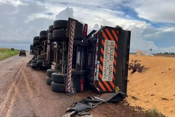 Carreta com mais de 4 mil quilos de milho tomba na PR-491 em Nova Santa Rosa