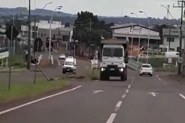 Caminhão é flagrado na contramão do viaduto da Rocha Pombo; Trecho da Ipanema dá show de infrações