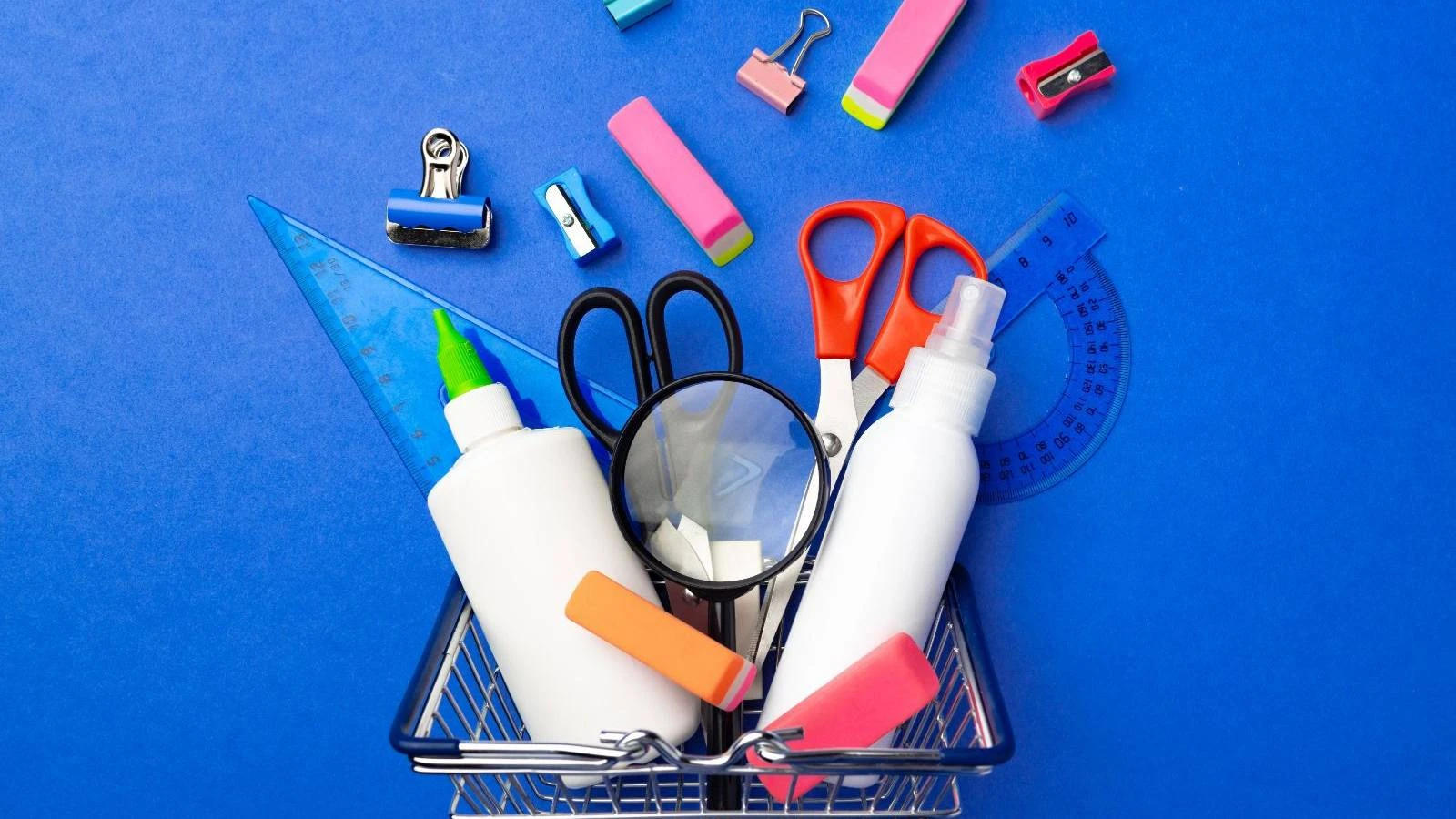 Foto relacionada a notícia: Comércio local estima 20% de aumento nas vendas de materiais escolares para volta às aulas