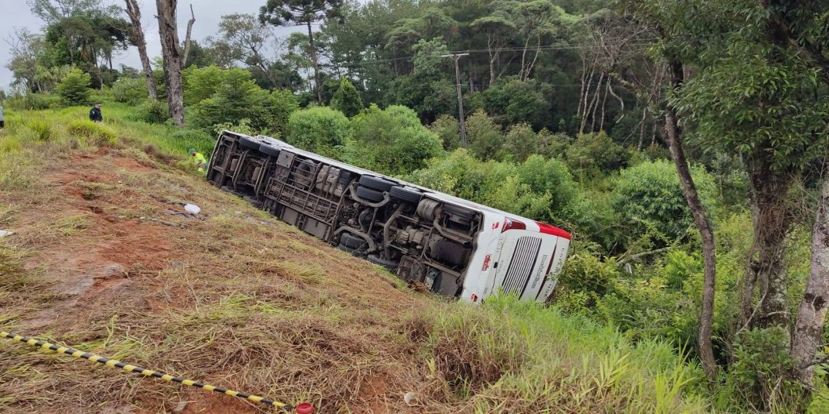 Pelo menos sete pessoas morrem após ônibus de viagem tombar na BR-277, em Fernandes Pinheiro