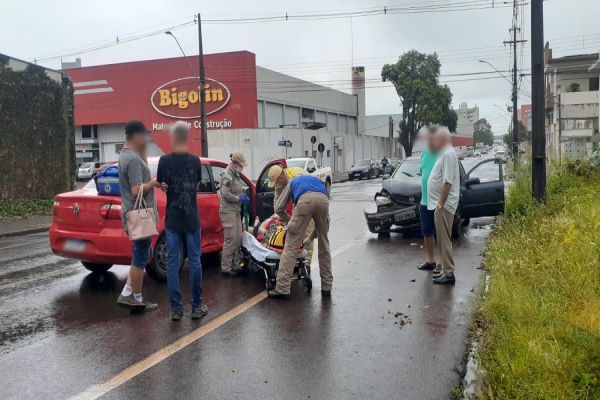 Imagem referente a notícia: Idosa de 71 anos fica ferida após forte colisão entre Astra e Voyage, no Centro de Cascavel