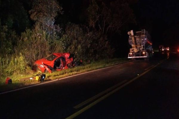 Colisão frontal entre carro e caminhão deixa uma vítima fatal na PR-340 em Castro