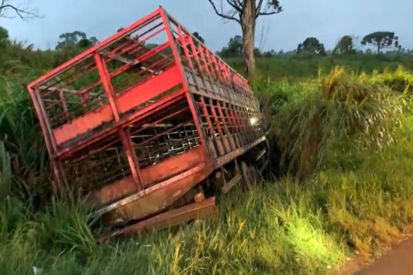 Colisão entre caminhões deixa duas pessoas feridas na BR-277 em Cascavel