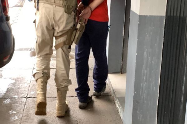Imagem referente a notícia: Homem com mandado de prisão por roubo é detido pela PRF em Cascavel