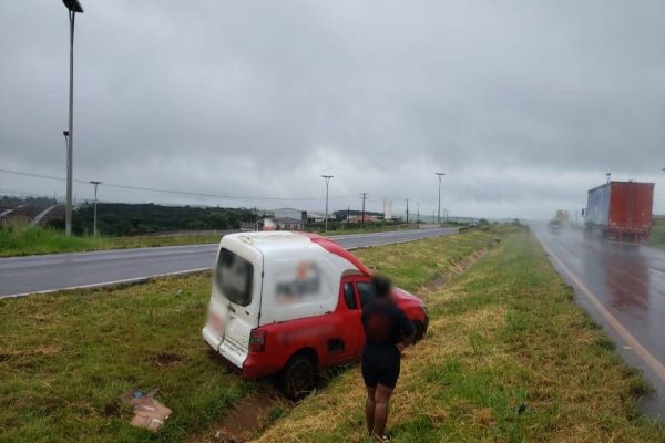 Motorista perde o controle da direção e sai da pista na BR-467 em Cascavel