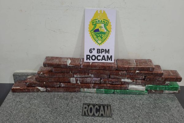 Mulher é detida pela Rocam da PM com 24 tabletes de maconha na Avenida Tancredo Neves
