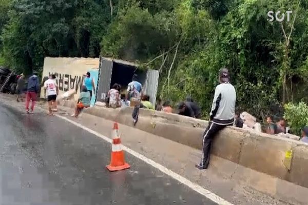 Imagem referente a notícia: Carreta bitrem carregado com frangos tomba na BR-277 em Nova Laranjeiras e carga é saqueada