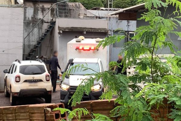 Imagem referente a notícia: Homem morre após ser agredido na carceragem da 15°SDP, em Cascavel; Rapaz estava com as mão amaradas
