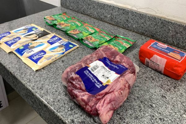 Imagem referente a notícia: Mulher de 34 anos é detida pela PM após furtar carne e barras de chocolate no Bairro Periolo