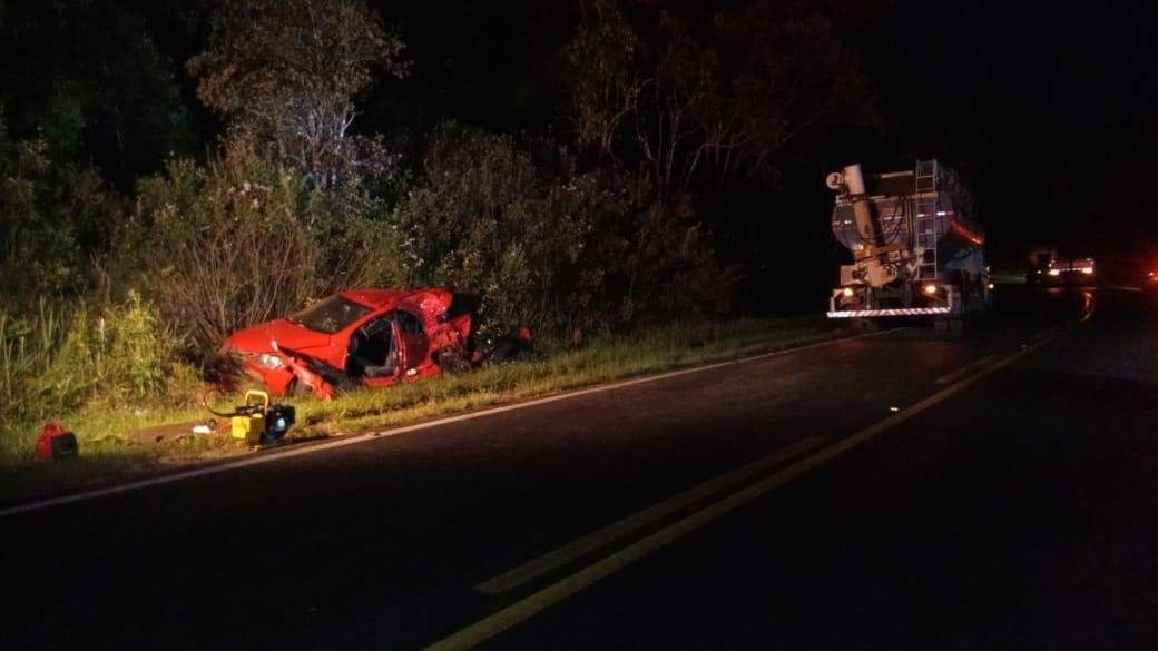 Colisão frontal entre carro e caminhão deixa uma vítima fatal na PR-340 em Castro