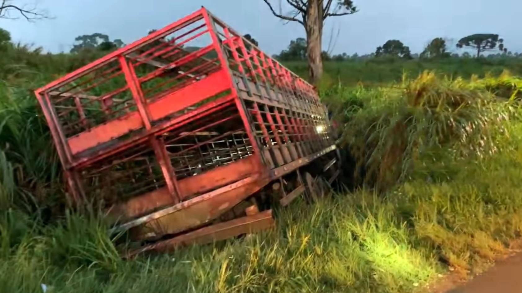 Colisão entre caminhões deixa duas pessoas feridas na BR-277 em Cascavel