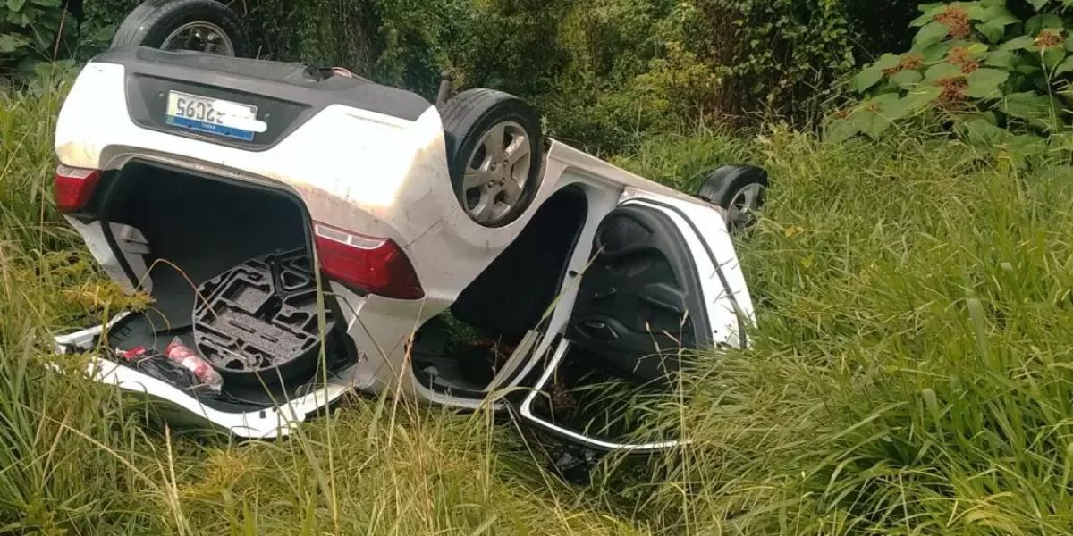 Carro oficial de Prefeitura capota e três ficam feridos na BR-376