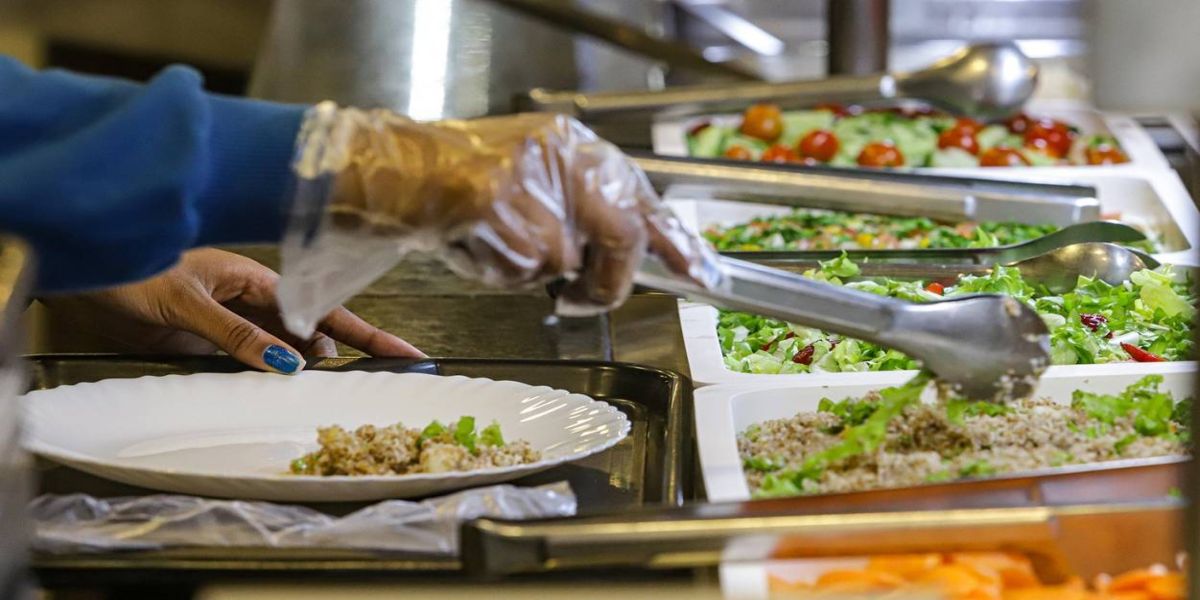 Com 65% do total, setor de serviços liderou a geração de empregos no Paraná em 2022