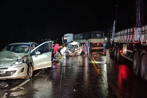 Tragédia na BR-277: Mulher perde a vida em acidente envolvendo caminhão e dois carros