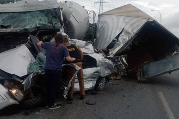 Carro é esmagado em acidente entre caminhões e cinco pessoas ficaram feridas