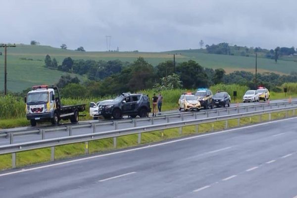 Homem em carro roubado reage abordagem e morre em confronto com a PM na BR-369 em Jataizinho