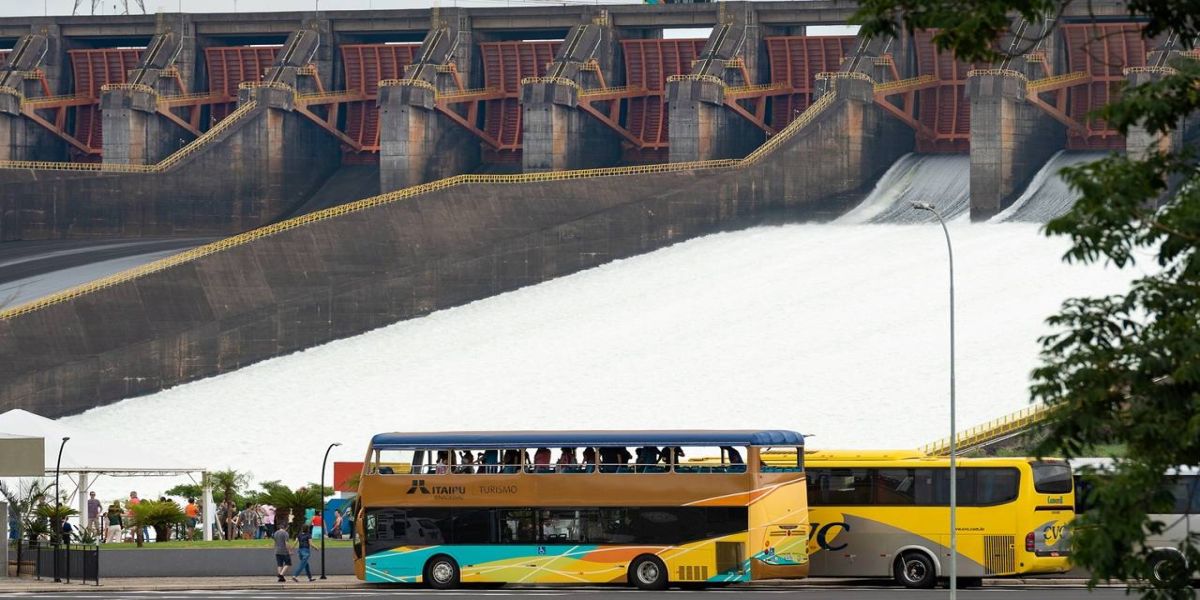 Vertedouro aberto atrai mais de 65 mil turistas para Itaipu