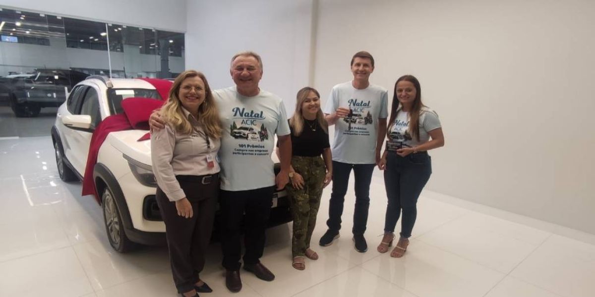 Acic entrega carro e moto da maior campanha de Natal da história local