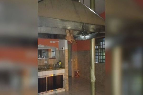 Ladrão fica entalado em coifa ao tentar furtar restaurante no norte do Paraná